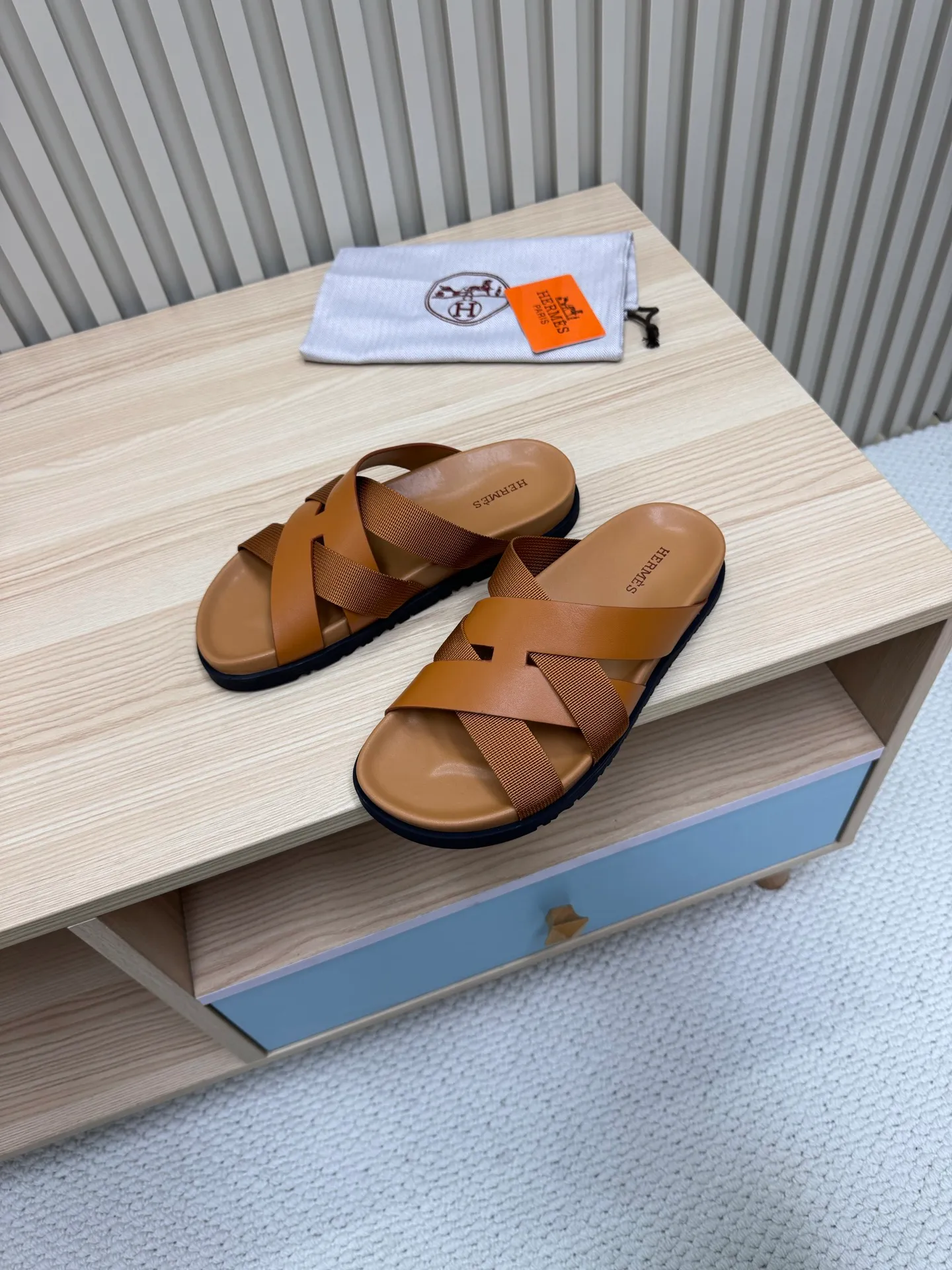 👟👟Ex-factory price 502👟👟 (Top version) Hermes 🐎The extremely popular couple's second uncle slippers/the latest snake print sandals and slippers, paired with various colorful socks, so trendy!  ———————— Upper: imported cowhide/sheep leather/cloth/palmprint leather lining: imported cowhide/sheepskin outsole: Tpu non-slip and wear-resistant outsole Female size: 35-42 (40.41.42 non-returnable and non-exchangeable) Male code: 39-45 (45 non-returnable and non-exchangeable)